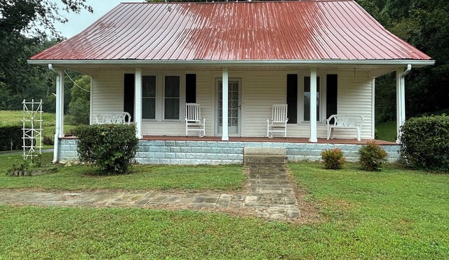 Near I-65-Quiet Country Escape at Indian Creek Farmhouse