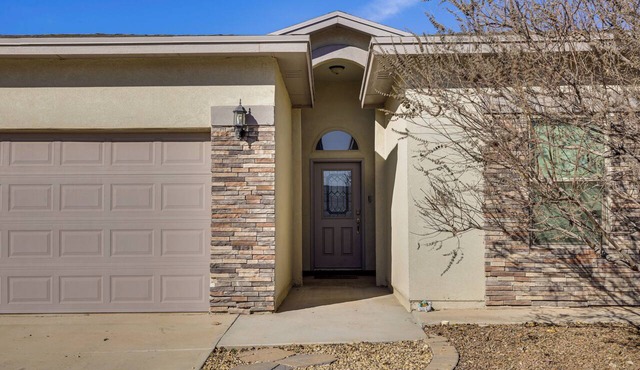 Near Parks & Venues: Upper Valley Family Home!