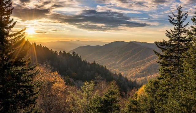 Nestled in the heart of Gatlinburg, Eagles Point Lodge offers a stunning mountai