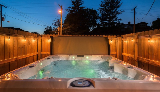 New! Big Shot Stables-6BD/3BA - Hot Tub! Walkable!