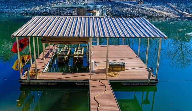 New Lake Home, Sleeps 14 , Private Dock, Deck, Grill