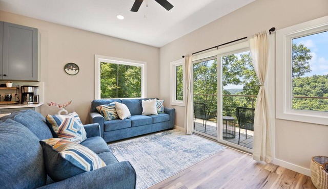 NEW listing~hot tub~MNT views~container home-2bed/2bath
