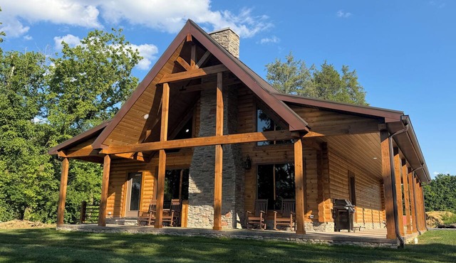 New Log Cabin on Cumberland River next to ramp 3-bedroom cabin in Jamestown, Ky