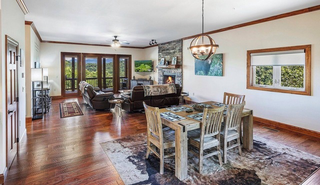 New Modern Mountain Condo with Vista Mountain Views, Large Deck, Washer & Dryer!