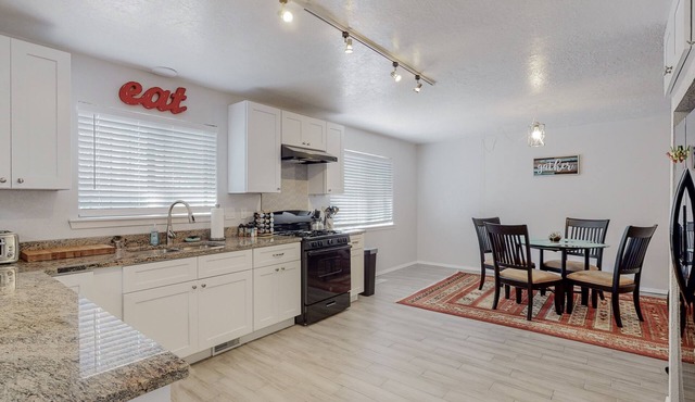 NEW Renovated Private 3/2Home(King)Near Balloon Fiesta Park, Quiet Neighborhood!