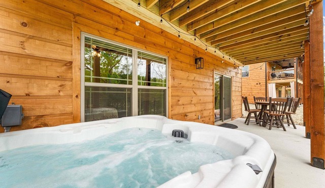 New Tall Timbers Cabin w Private Hot Tub Billiards Cmty Pools&Fishing Pond Free Tickets