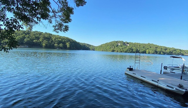 Newer home with lake side lower-level entry apartment, Near Buckingham Trail hea