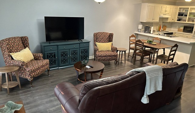 Newly Available Cozy Heirloom Condo 3 miles from the Dude at MSU!