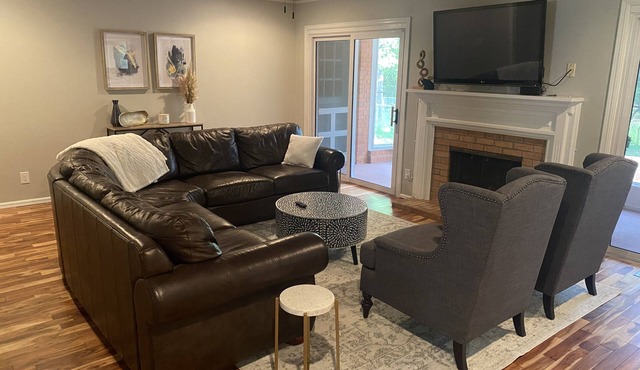 Newly Remodel - 1 Mile to Stadium-Sleeps 8