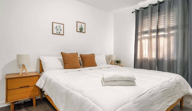 Newly-Renovated Townhouse| Parking | Pet Friendly