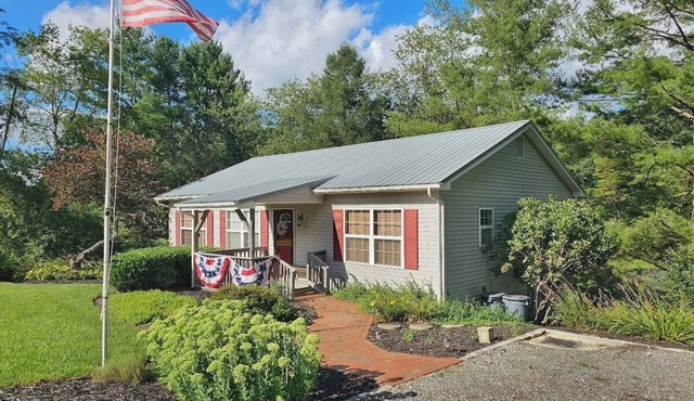 Oak Park Retreat Upper NEW, Snuggle up, Cozy & Com