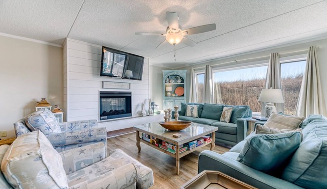 Oceanfront condo in Nags Head w/community pool just steps to the sand!