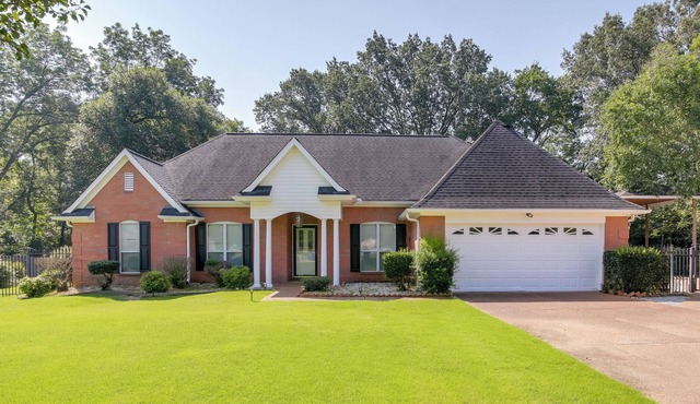 Olive Branch Getaway w/ Deck & Charcoal Grill!
