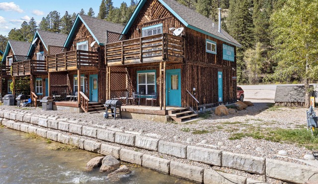 On the River "River Retreat Southwest Cabin #1" In Town, Remodeled, Pet Friendly