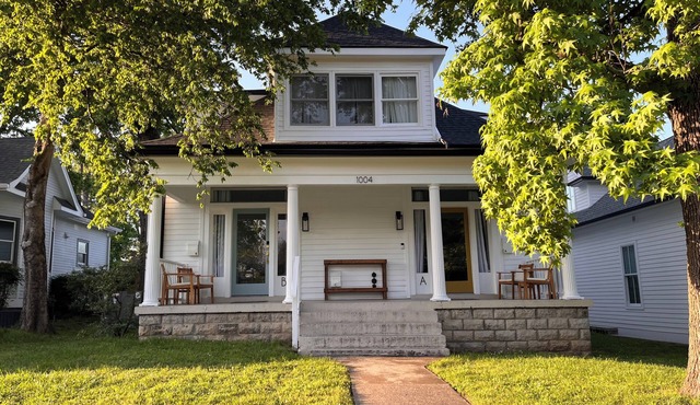 Paris Unit B , This home provides a private escape with a unique charm. Enjoy the convenience of a private entrance and free parking at the front of the property, steps away from your entryway.