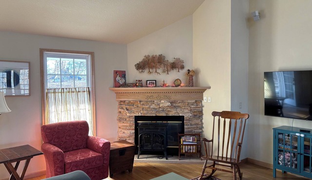 Peaceful, Spacious, Artsy Home in woods , 5 min to Kirksville & 1000 Hills Lake