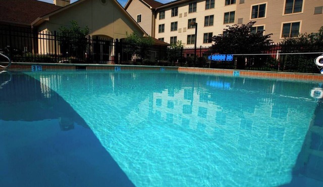 Pet-Friendly 1 Bedroom Suite w/Free Parking & Breakfast | 2.1 Mi from Kirk Park