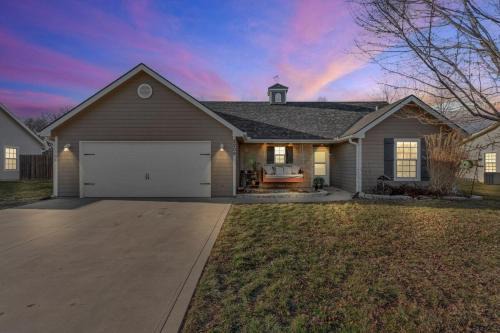 Pet-Friendly 3BR Home, Fenced Yard, Near KC