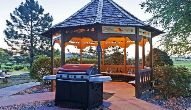 Prime Location! 3 Sleek Units, Free Parking, Pets Allowed, Kitchen
