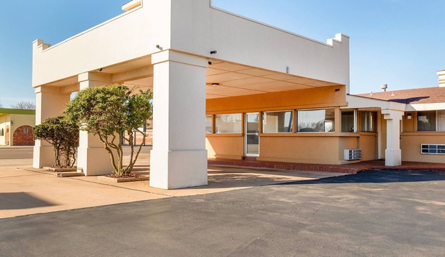 Prime Location! Near National Route 66 Museum, FREE Parking, 2 Comfortable Units