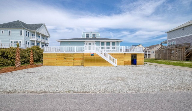Private dock, ramp, hot tub. Steps to beach access! Pet friendly.