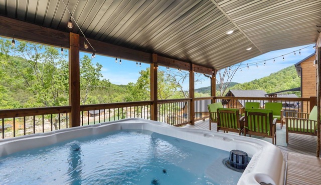Private Hot Tub Premium Lodge with Water View, Community Pool & Free Tickets Near Table Rock
