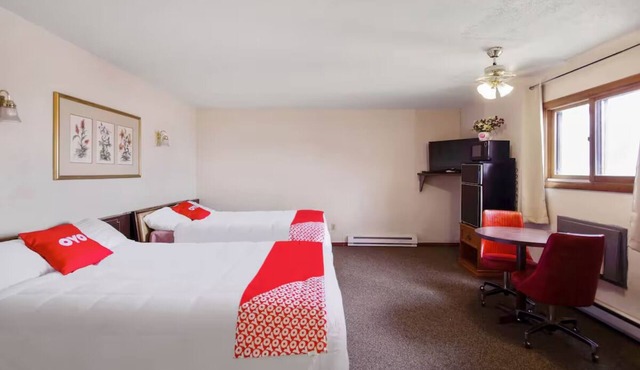 Private Room w/2 Full Beds + Flat-Screen TV + Essentials