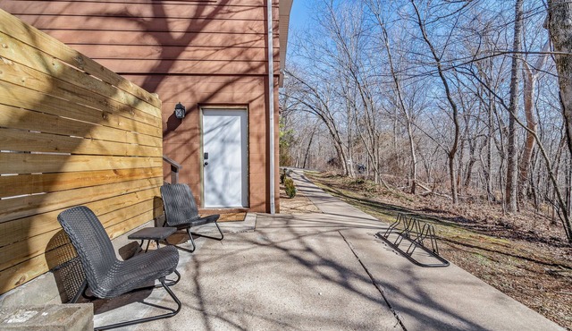 Private Suite, Sleep and Bike- Seconds 2 trail! Private Basement Apartment.