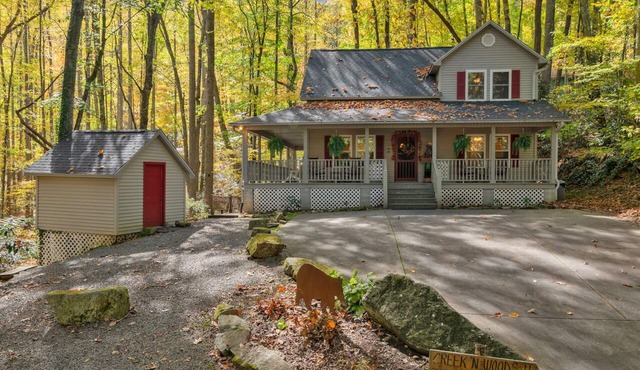 PROMO 5% WEEKLY 10% MONTHLY DISCOUNT CREEK - DECKS - WOODS - HOT TUB - SECLUDED