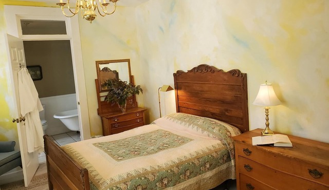 Q. ensuite room in Historic Railroad Inn & town. Continental Breakfast.