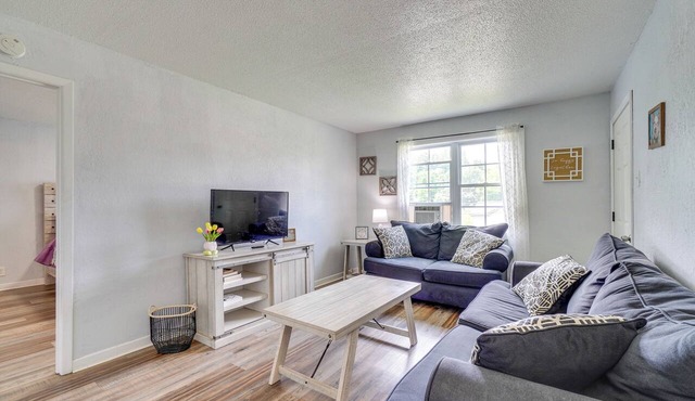 Quaint Apt 6 Mi to Dtwn Knoxville & UT Campus!