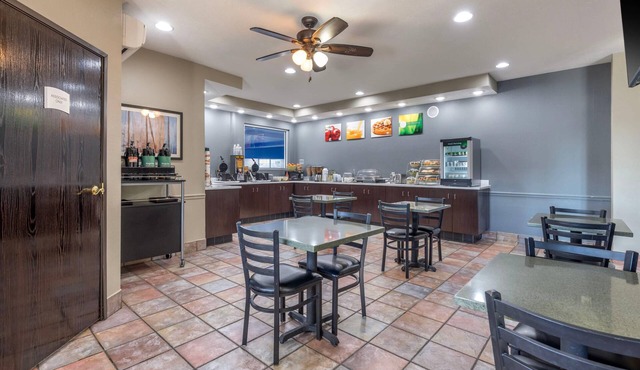 Quality Inn & Suites Lincoln North