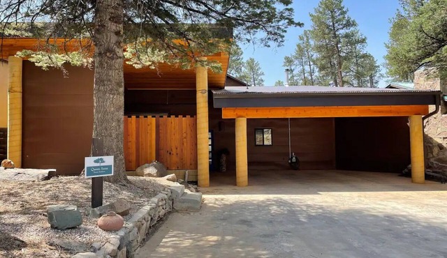 Queen Anna | Private hot tub, walk to Midtown!