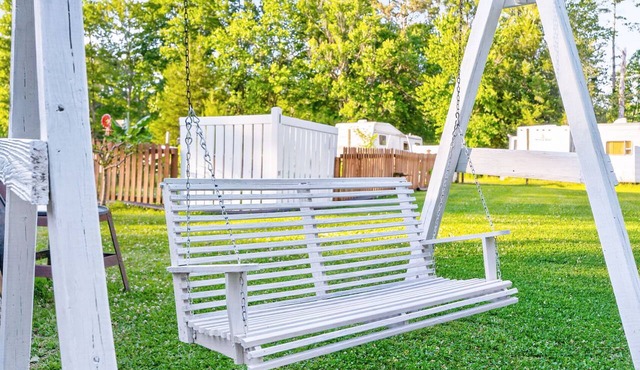 Quiet 2BR Retreat, Sleeps 4, Near Beaches & Nature