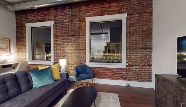 Railside Retreat: 1-Bedroom Downtown Apartment