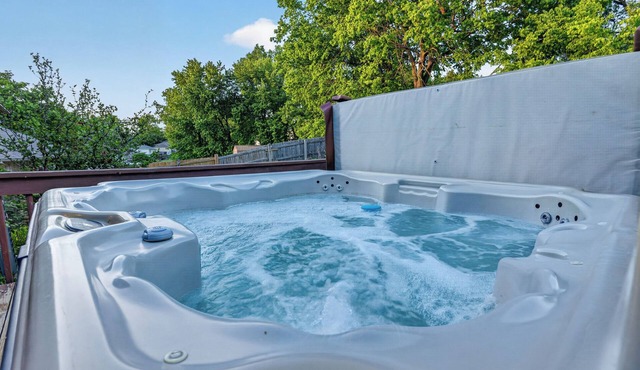 Rapunzel's Retreat - HOT TUB - King Suite - 14 Min to Arrowhead Stadium