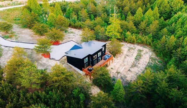 Red River Gorge Cabin: Hot Tub, Fireplace + Deck