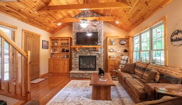 Redbud Retreat ~ Rustic family friendly cabin with New Hot Tub in Townsend!