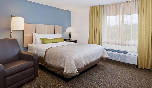 Relax and Unwind! 3 Comfortable Units, Kitchen, Pets Allowed, Near Harvest Park!