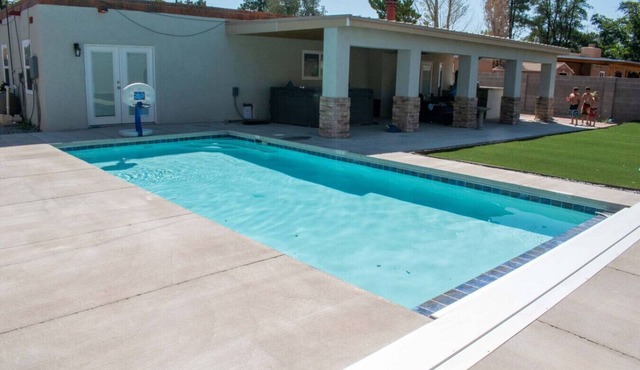 Relaxing 4 Bedroom with Pool and Hot Tub