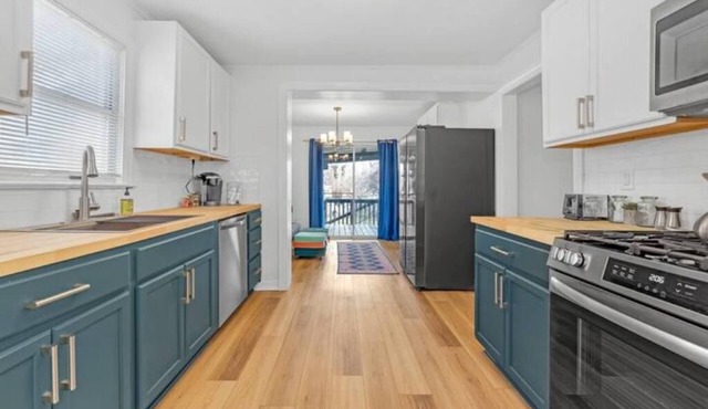 Renovated Spacious Mansion near TU and Gathering Place. Pet/Family Friendly!
