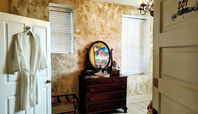 Retro Vibe 2nd Flr Q ensuite, historic Railroad inn/town. Continental breakfast!