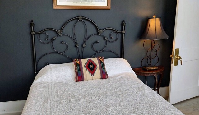 Retro Vibe RR inn & town! 2nd floor full ensuite BR. Continental Breakfast.
