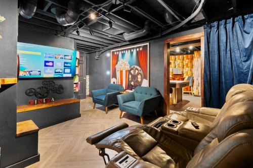 Rewind Vault-Luxe Home with Theater, Arcade and Bar