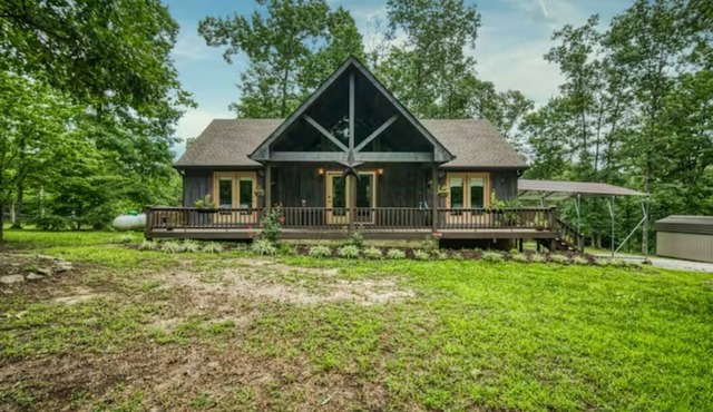 Riders Retreat horse, dog friendly. Direct access to trails hiking and riding.