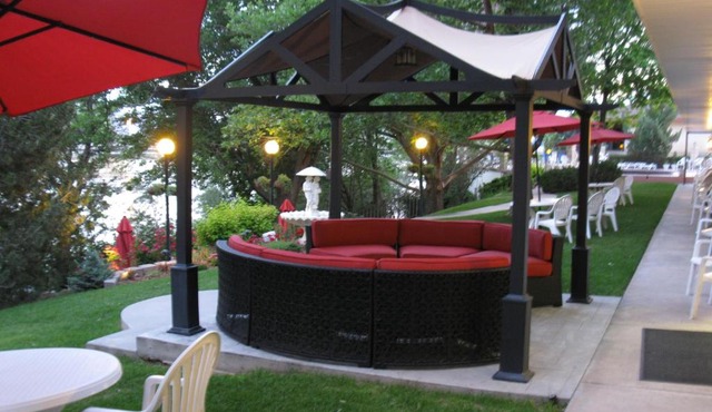 River Terrace Inn