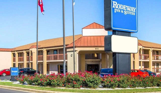Rodeway Inn & Suites Clarksville near Governors Square Mall