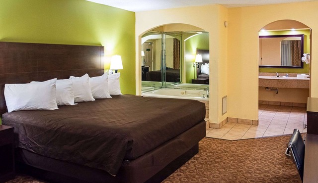 Rodeway Inn & Suites Clarksville near Governors Square Mall