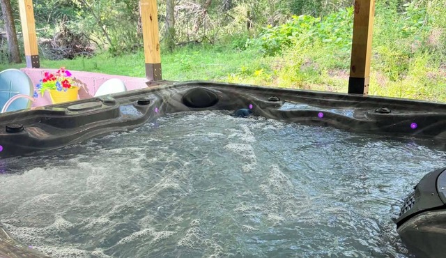Romantic, peaceful Country getaway. 1-bedroom building with private Hot tub