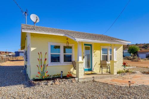 Route 66 Roadtripper Retreat w/Private Backyard